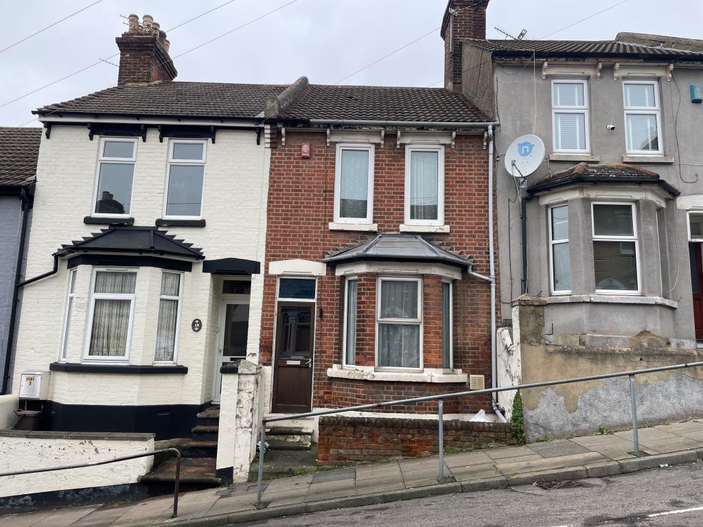 Lot: 11 - WELL PRESENTED THREE-BEDROOM HOUSE - Mid-terrace bay fronted house